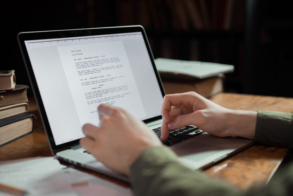 Biên tập viên viết bài Guest Post trên laptop