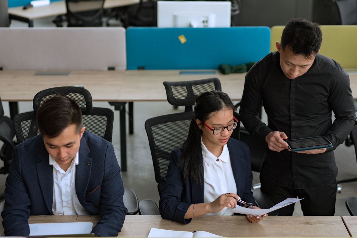 Đội ngũ tư vấn chọn đầu báo phù hợp cho doanh nghiệp