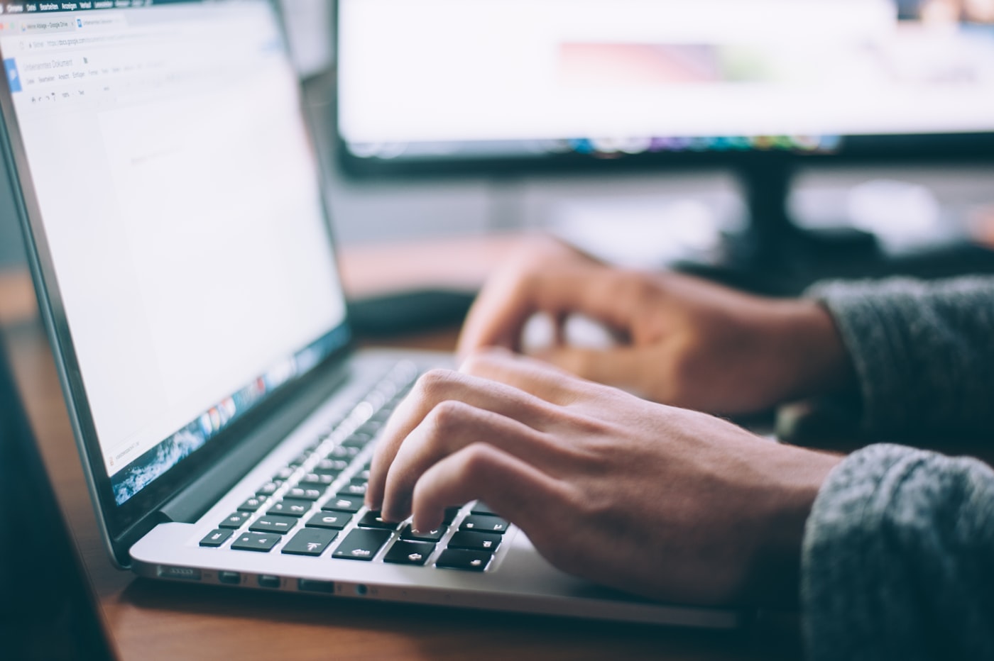 Biên tập viên Digicom viết nội dung chuẩn SEO trên laptop